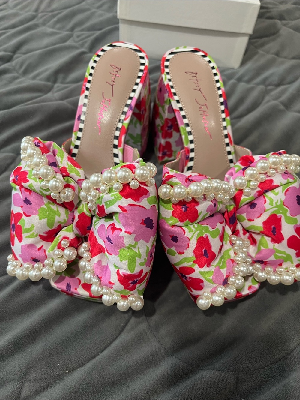 NEW Betsey Johnson Maccie Platform Bow Pearl Floral Sandals Women’s 7.5